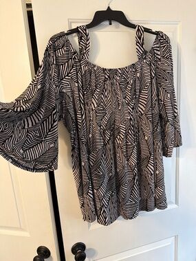 Plus size Black and white cold shoulder top